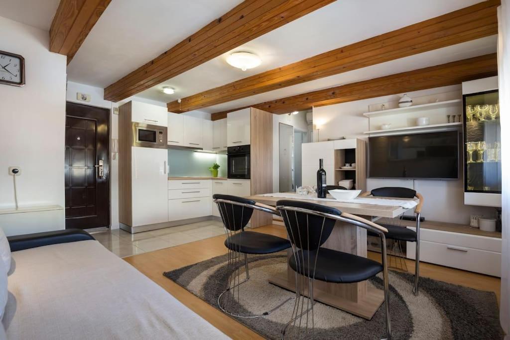 Apartment Arena Akvileja Pula Ngoại thất bức ảnh