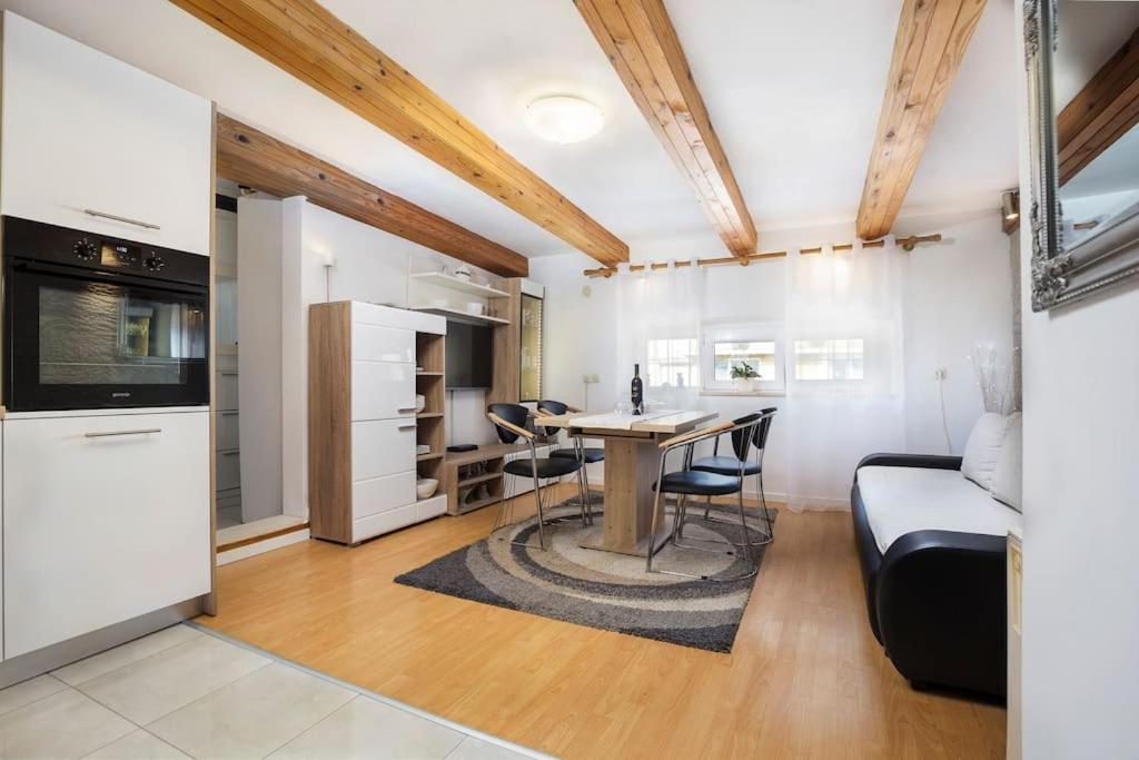 Apartment Arena Akvileja Pula Ngoại thất bức ảnh