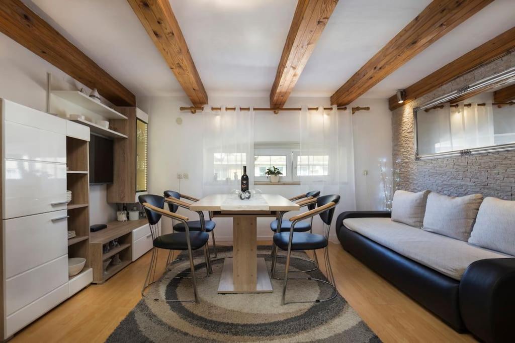 Apartment Arena Akvileja Pula Ngoại thất bức ảnh